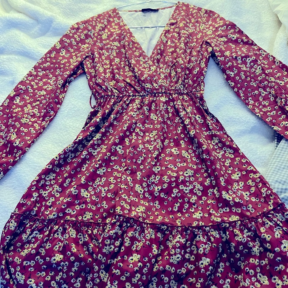 Adorable dress flowy with flowers 🌺 V neck cross top.